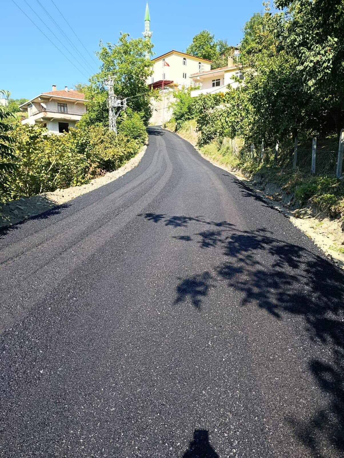 Cide’de Bir Köy Daha Asfaltla Buluştu (2)