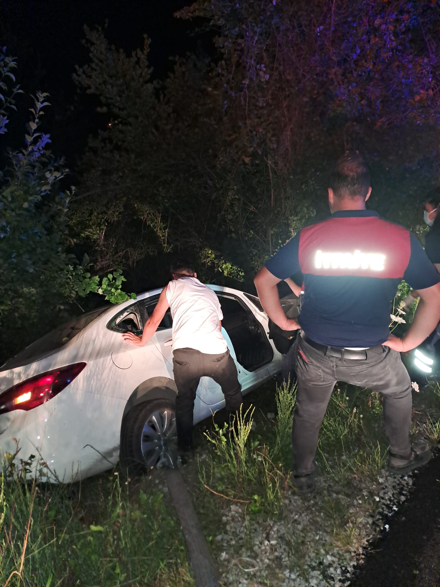Cidede Virajı Alamayan Arac Sarampole Savruldu (2)