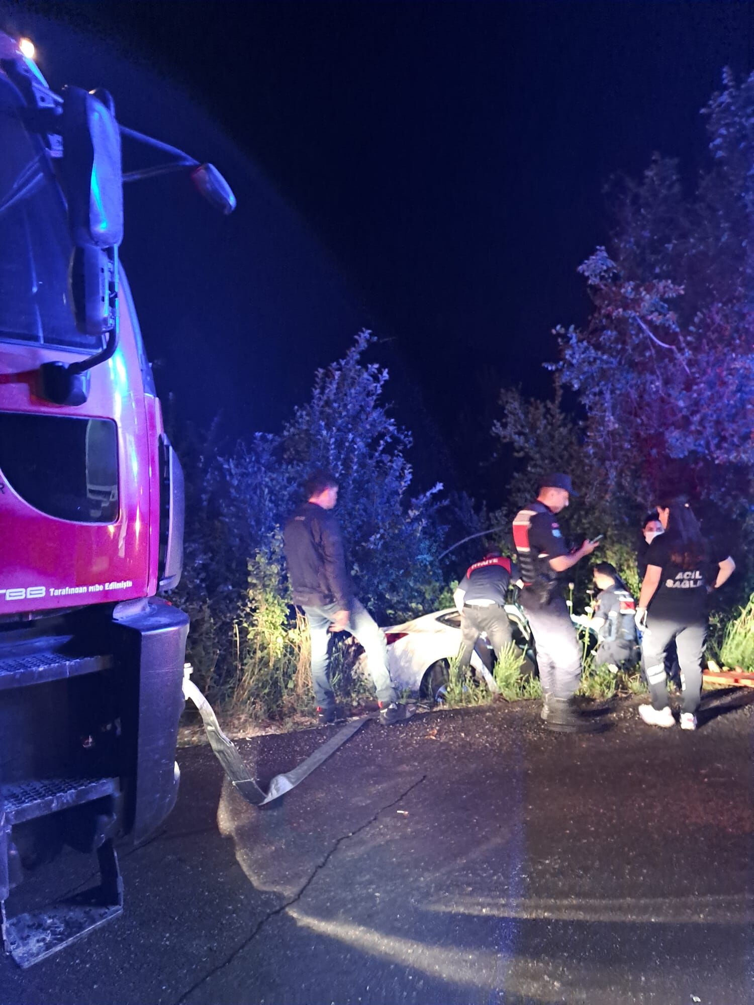 Cidede Virajı Alamayan Arac Sarampole Savruldu (3)