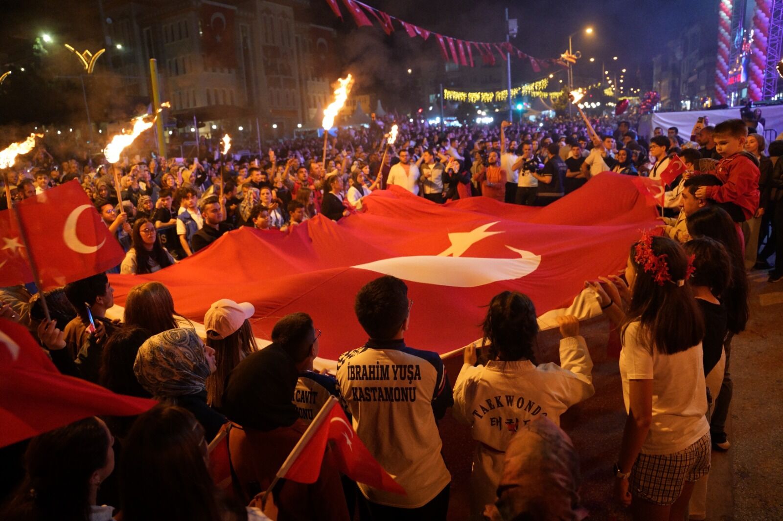 Ebru Yaşar Kastamonu’yu Salladı, Başkan Sahnede Oynadı (2)