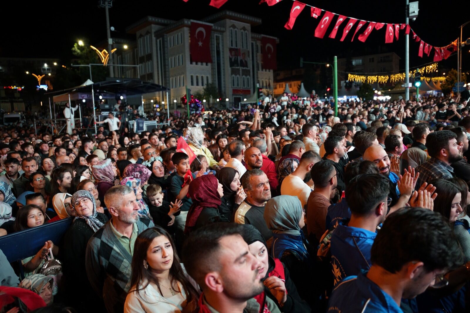 Ebru Yaşar Kastamonu’yu Salladı, Başkan Sahnede Oynadı (3)