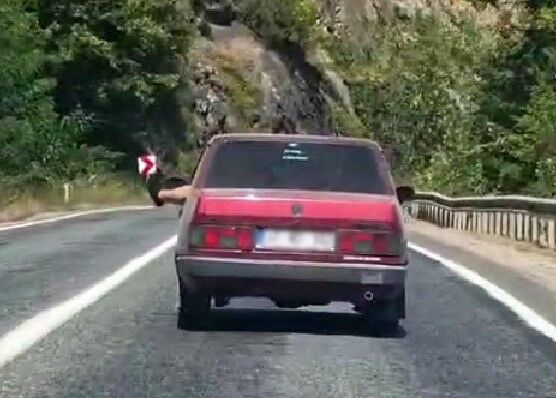Kastamonu Plakalı Otomobilde Akılalmaz Sürüş 'Ayağı Camda' (1)