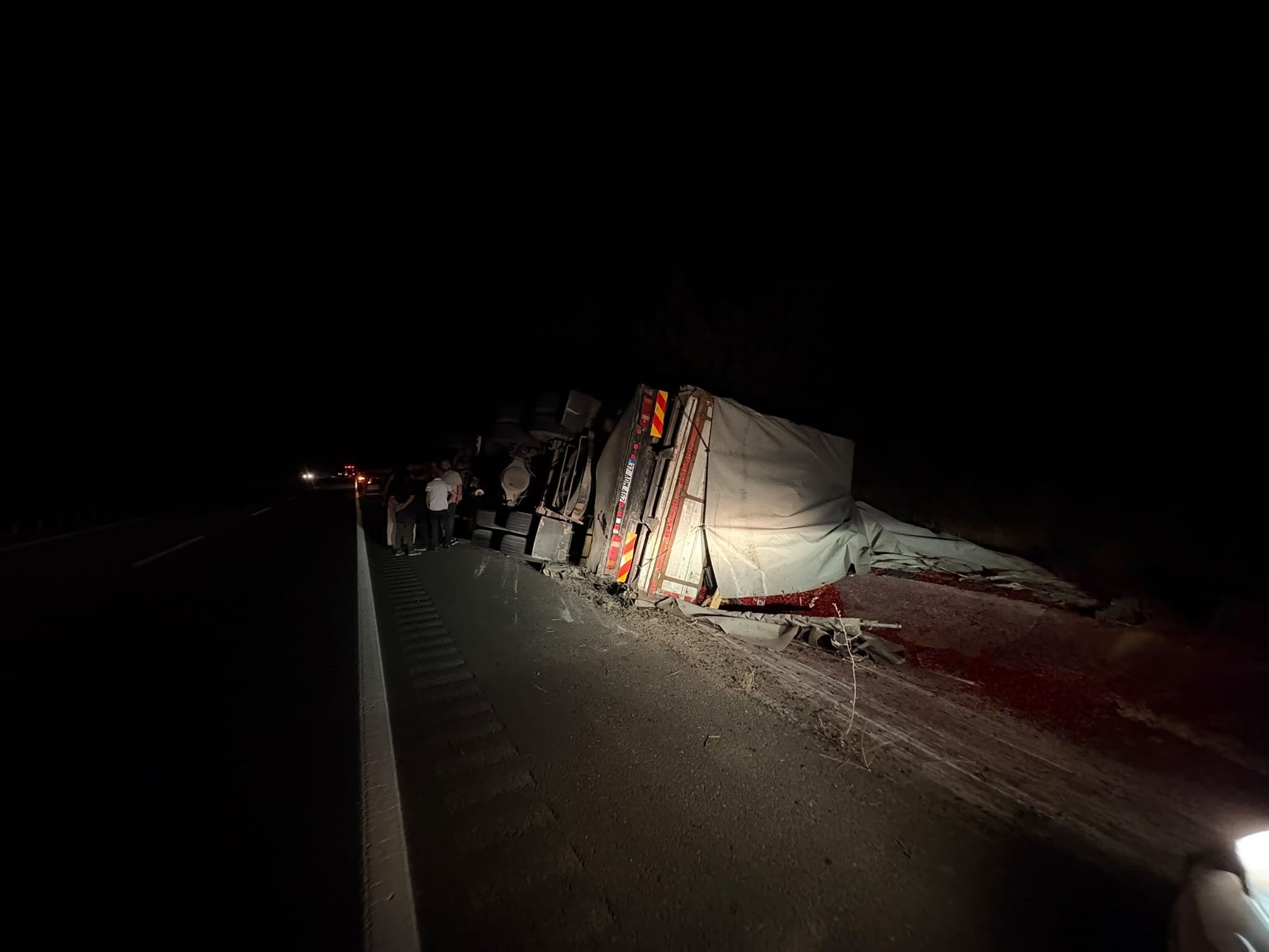 Kastamonu'da Devrilen Kamyonun Surucusu Olumden Dondu (2)