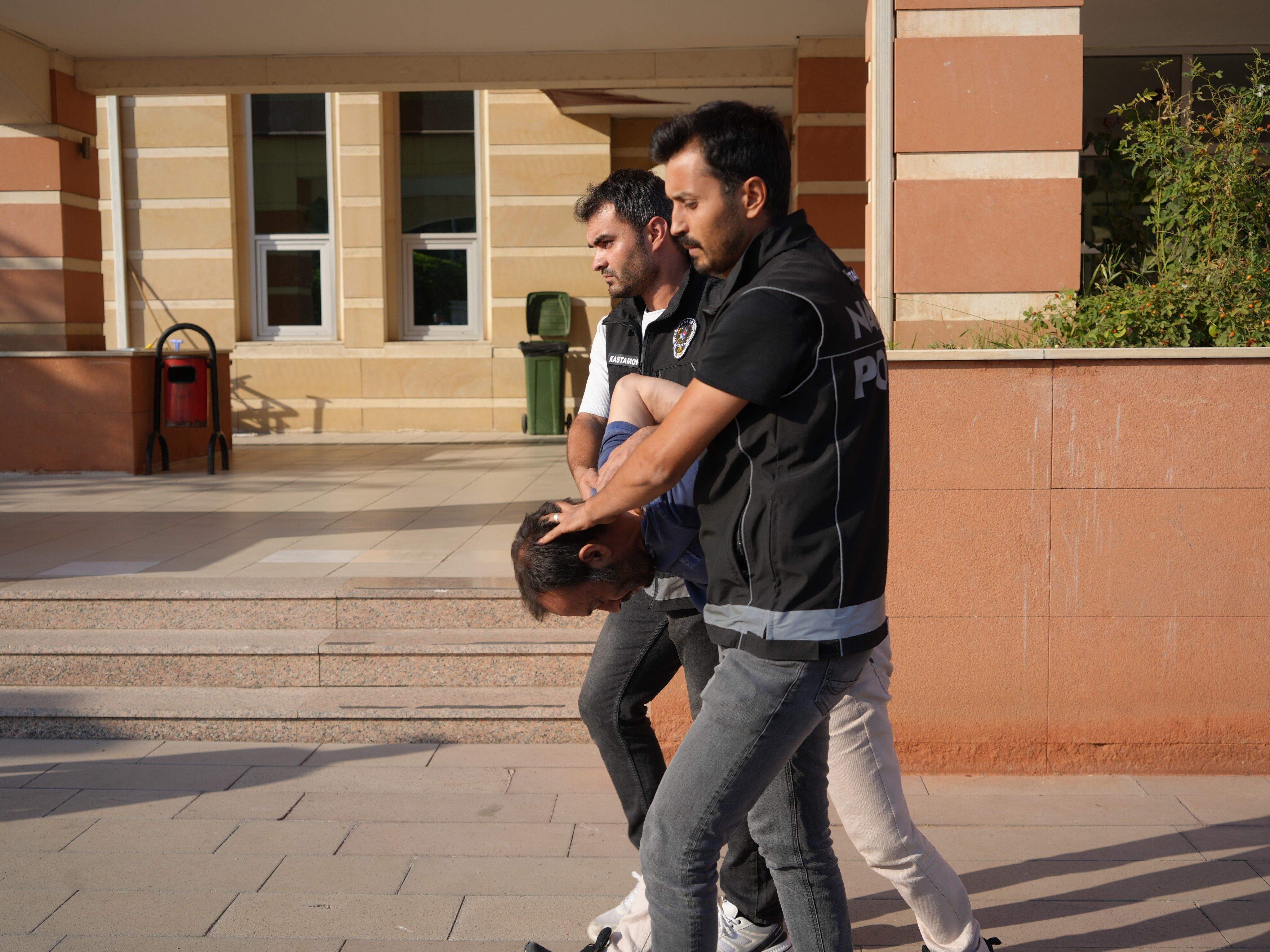 Kastamonu'da Evini Zehir Serasına Çeviren Şahıs Tutuklandı (2)