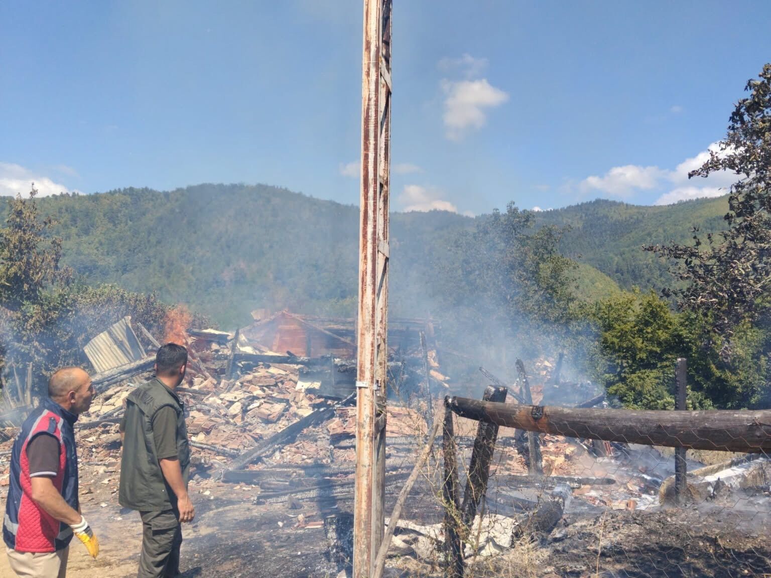 Kastamonu'da Korkutan Ev Yangınına Hızlı Müdahale (1)