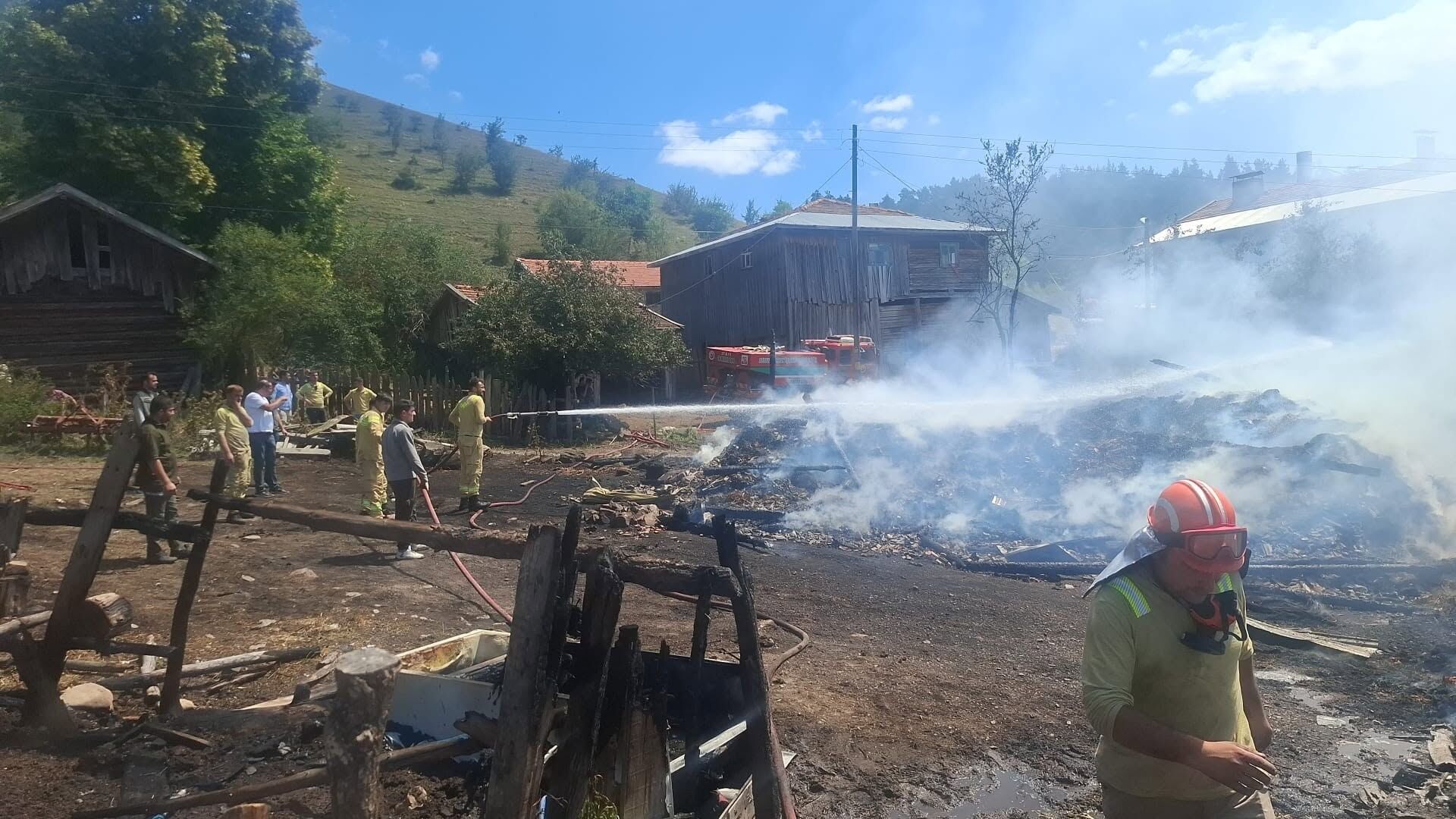 Kastamonu’da Köy Yangını! Ev, Samanlıklar Ve Kamyon Kül Oldu2