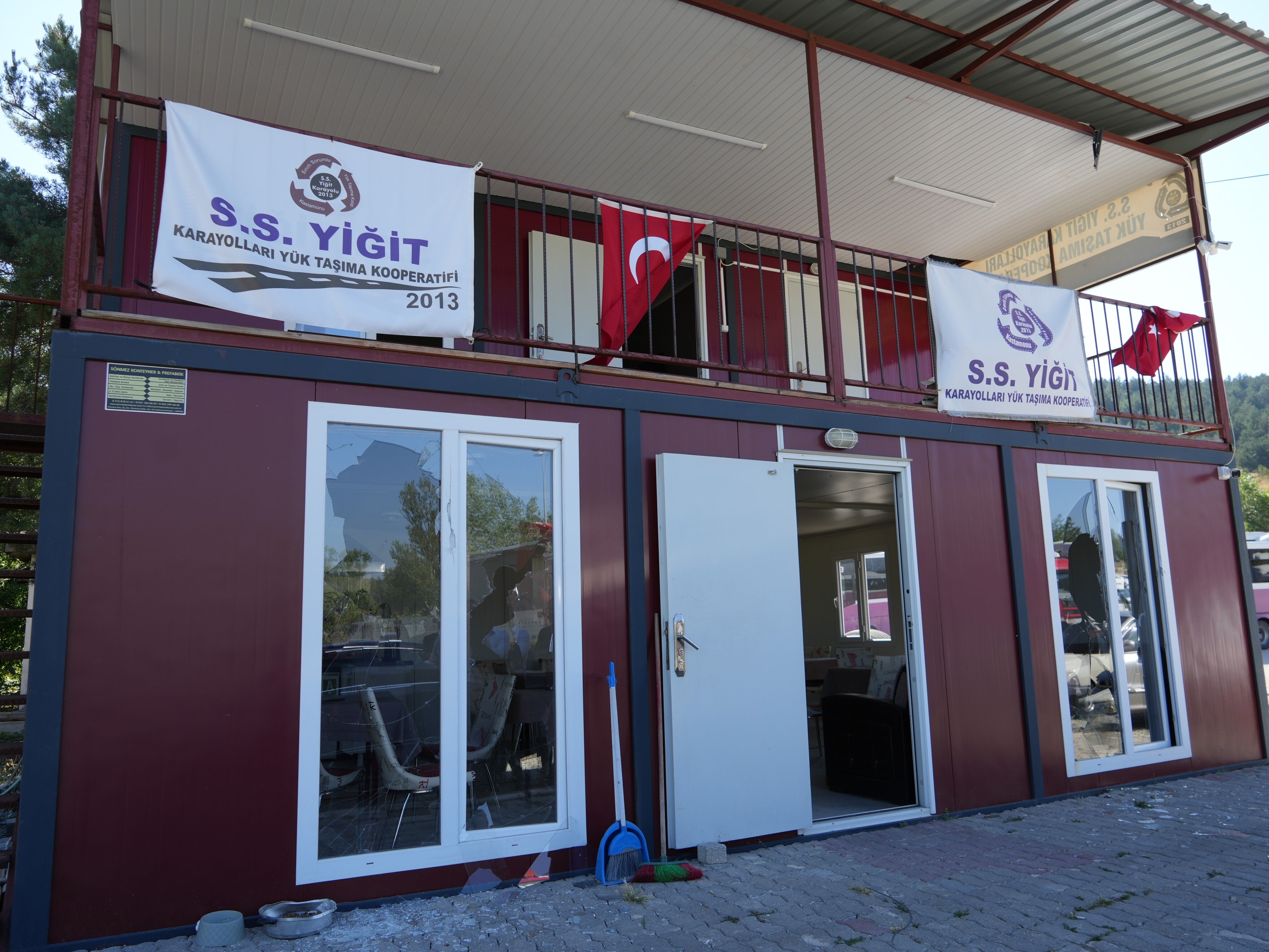 Kastamonu’da Maskeli Saldırgan Dehşeti Beyzbol Sopasıyla Camları Kırdı! (2)