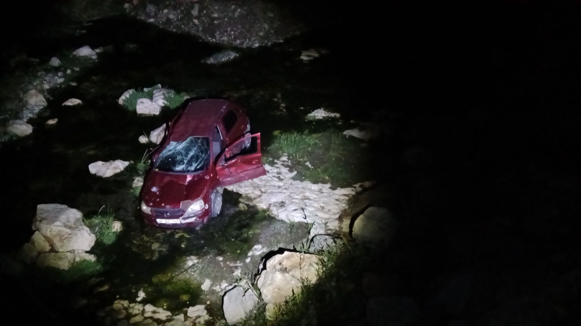 Kastamonu'da Otomobil Çaya Uçtu 4 Yaralı (2)