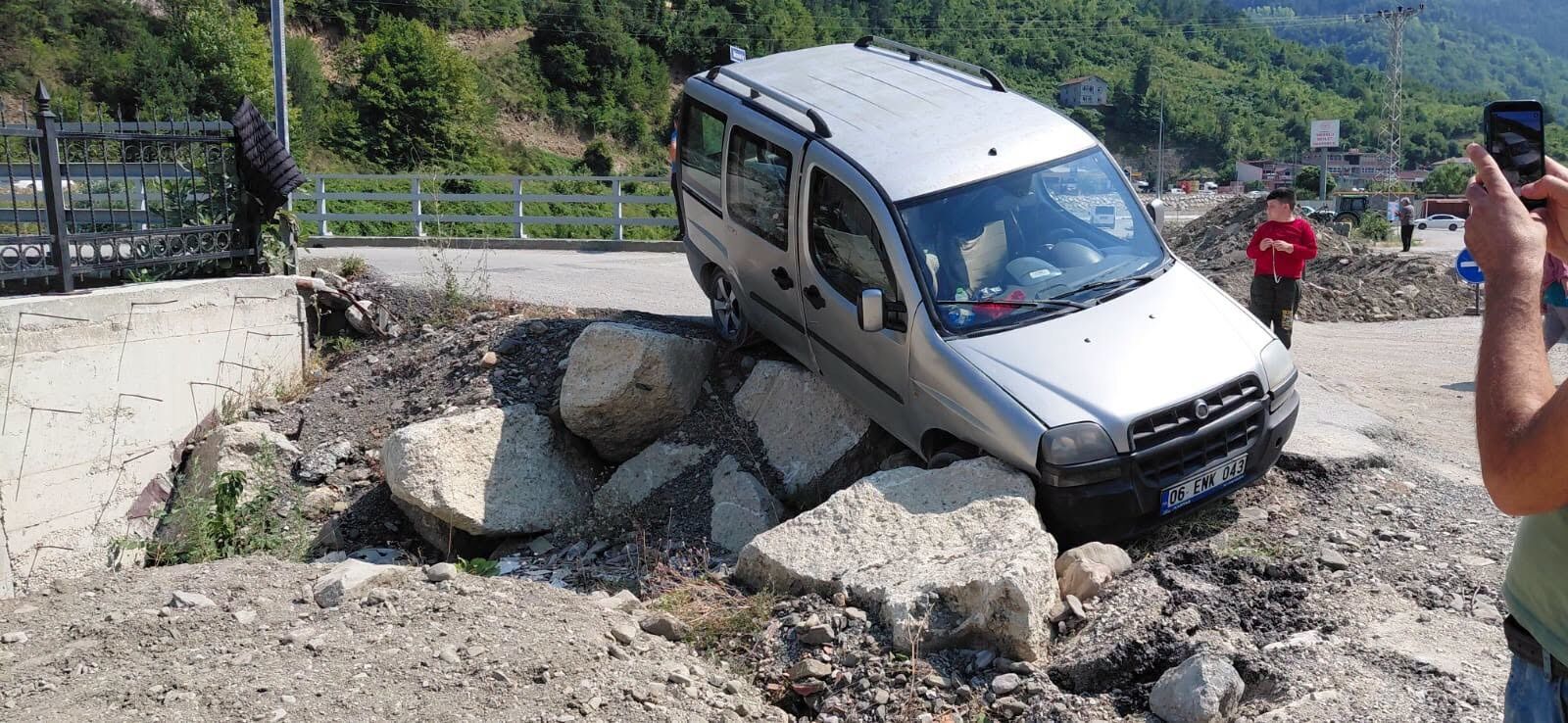 Kastamonu'da Tehlikeli Kaza Araç Boşluğa Saplandı (1)