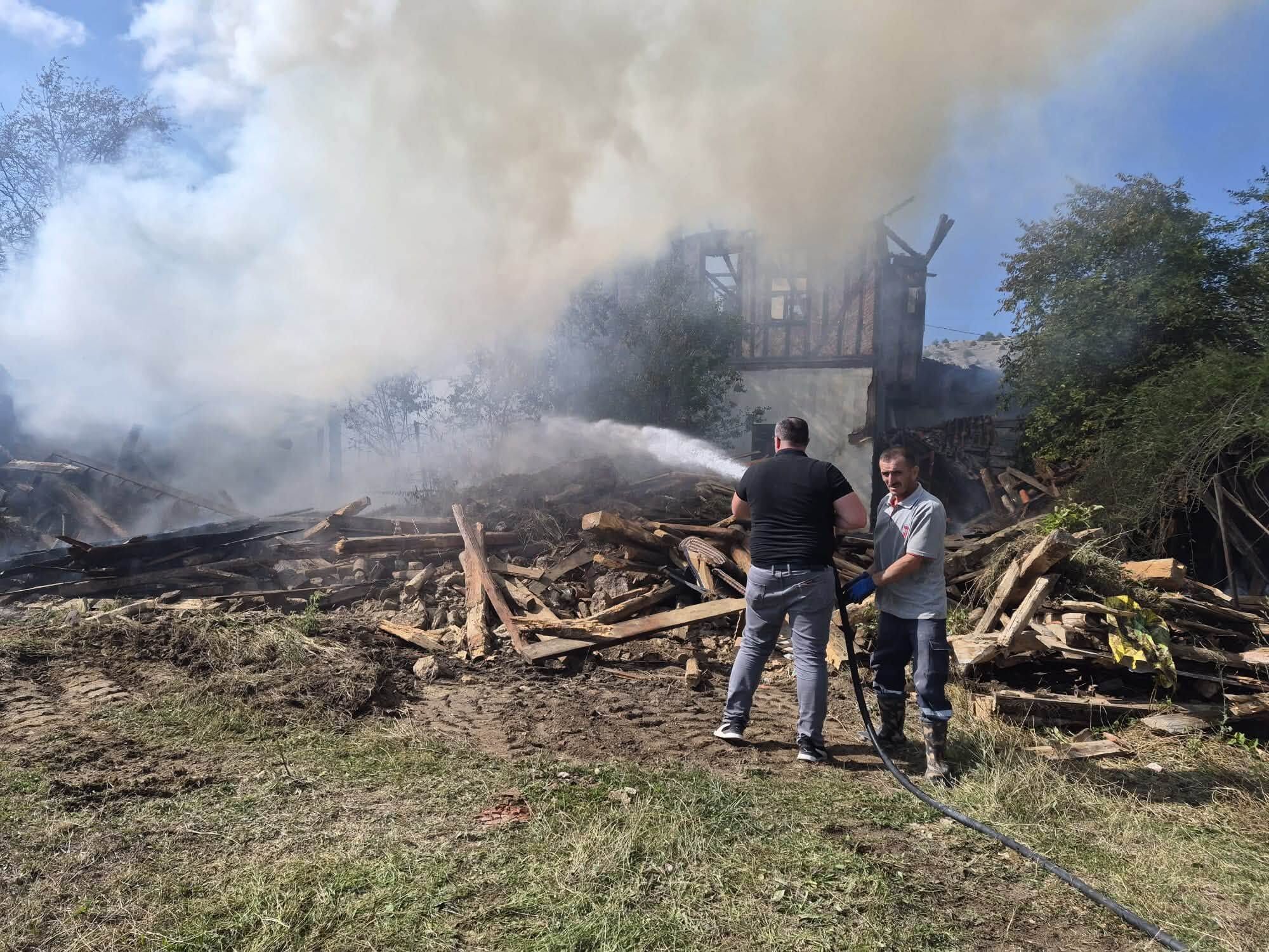 Kastamonu'da Yangın 2 Evi Yuttu, 7 Hayvan Telef Oldu! (3)