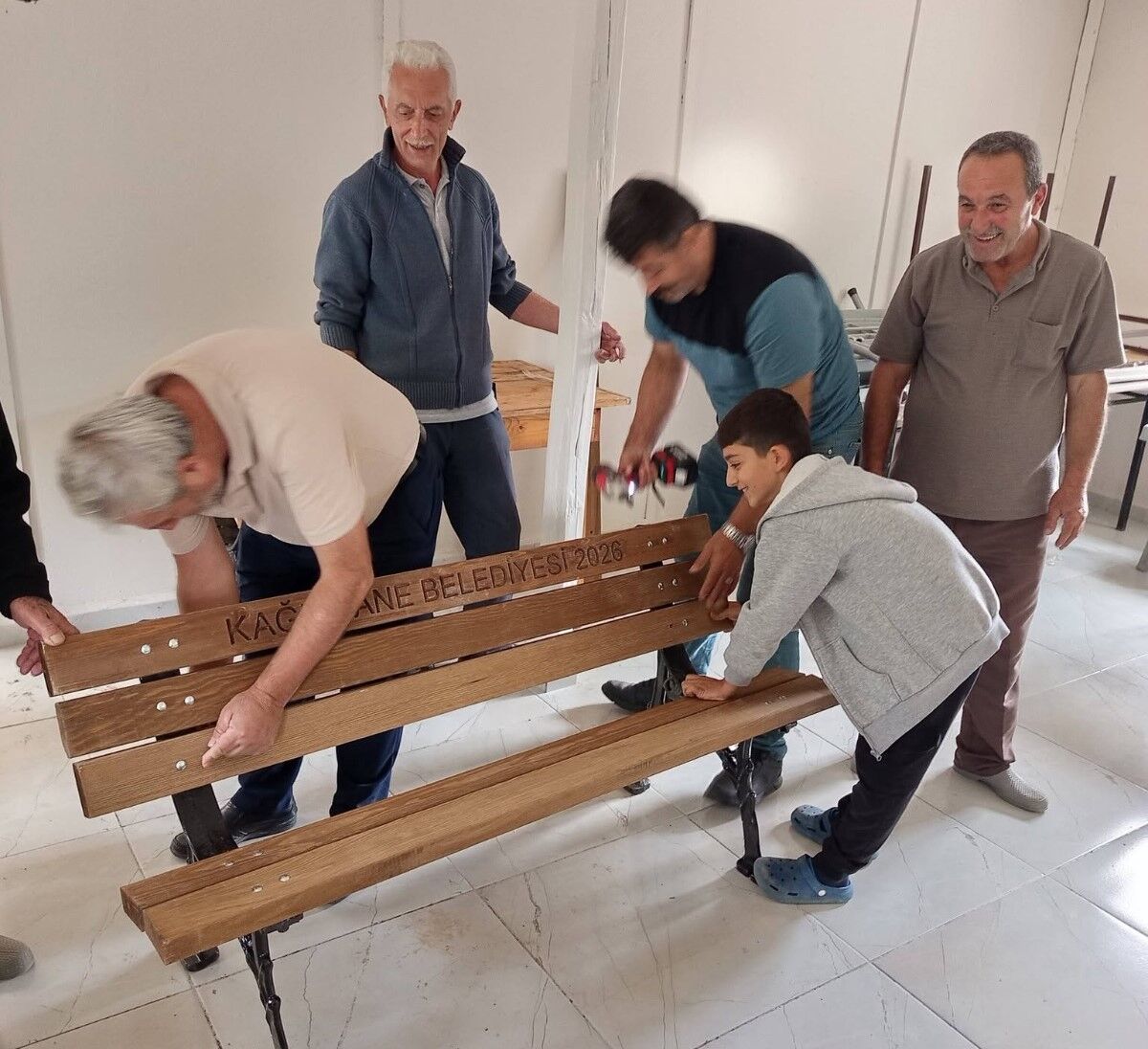 Kastamonulu Öğrenci Okul Sıralarını Elleriyle Tamir Etti (1)