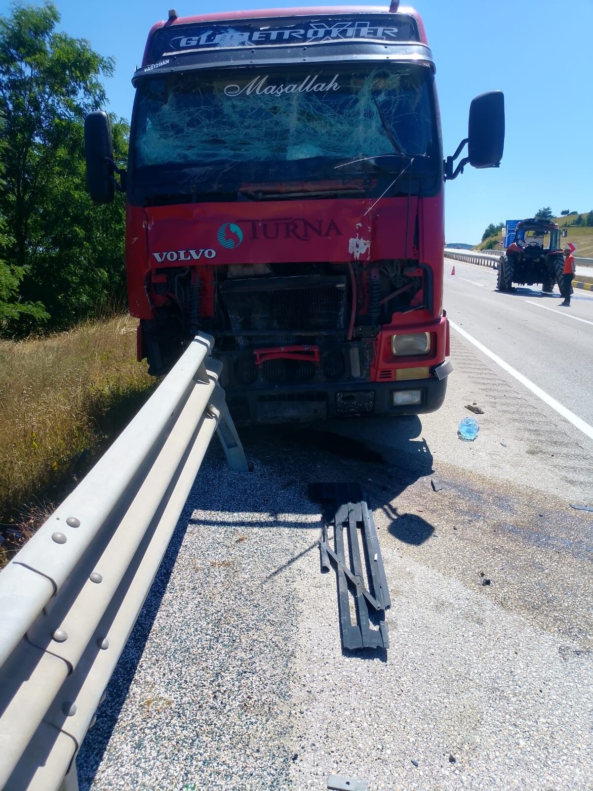 Seydiler'de Korkutan Kaza! Tır Ile Traktör Çarpıştı1