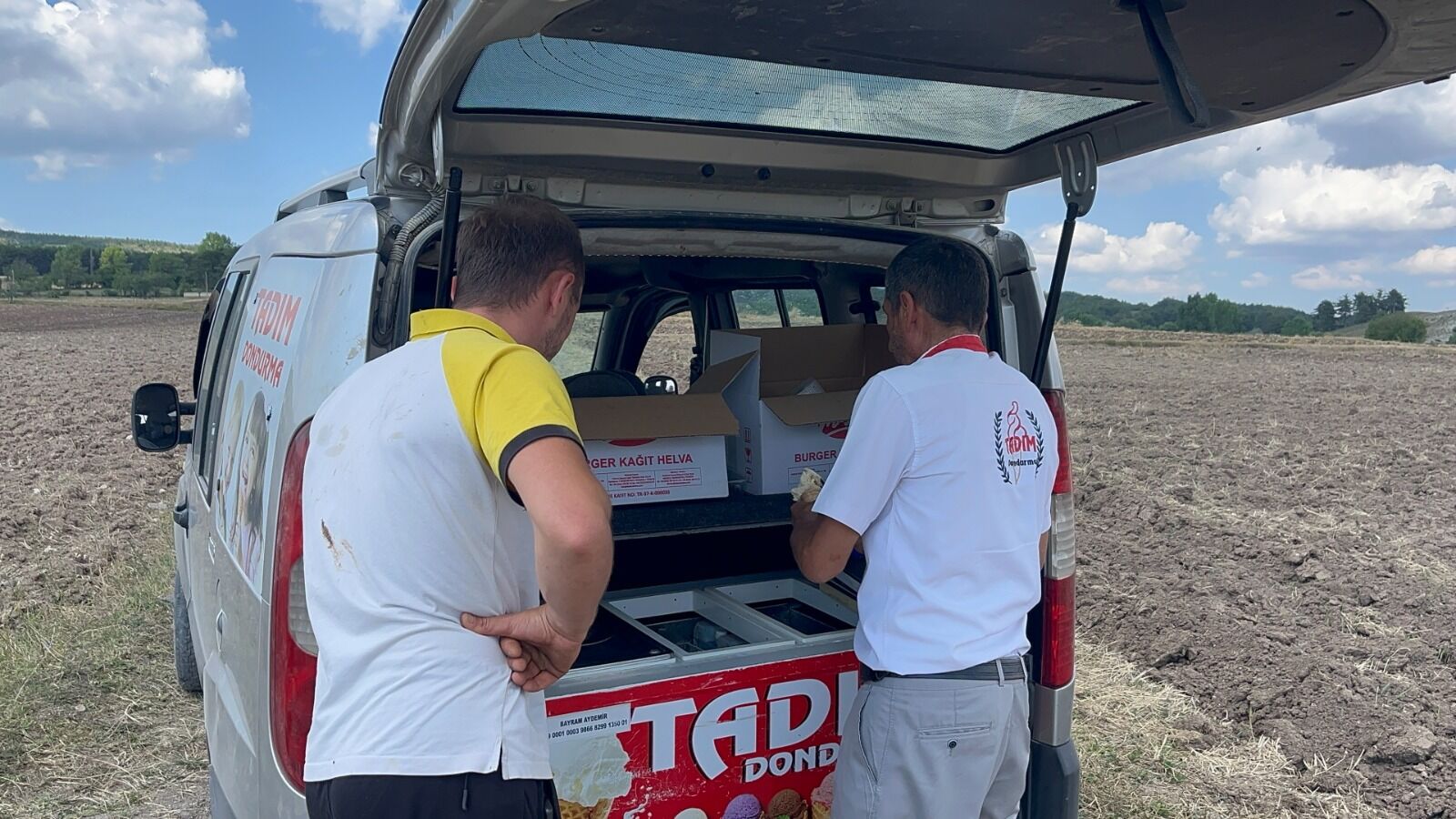 Tarlaya Dondurma Servisi Sıcak Havada Terleyen Çiftçileri Serinletiyor (2)