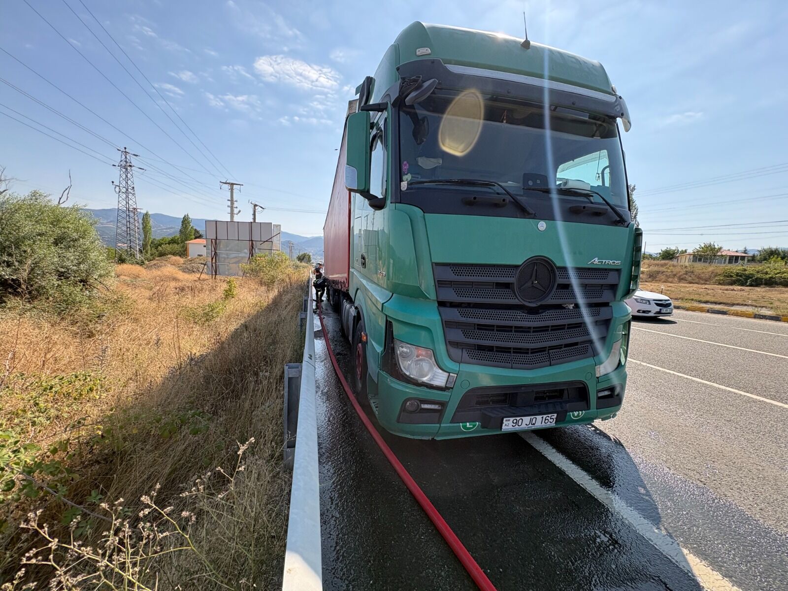 Tosya'da Balataları Tutuşan Tır Yanmaktan Son Anda Kurtarıldı (2)