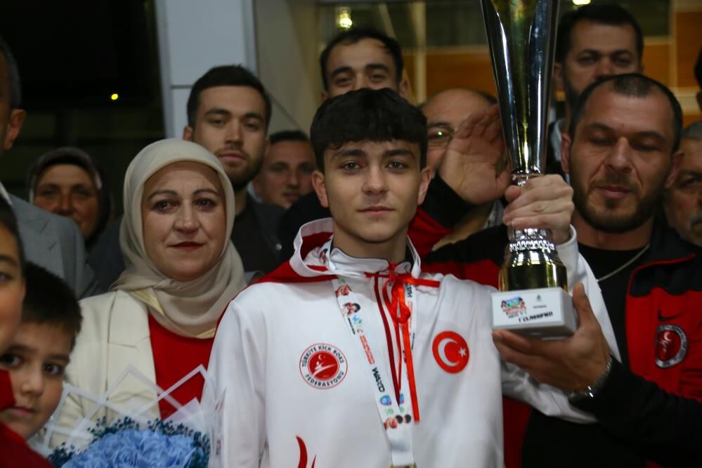 Kastamonu, İsrailli rakibini yenen dünya şampiyonunu omuzlarda karşıladı