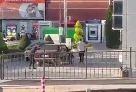 Kastamonu Belediyesi önünde kılıç ve tabancayla bekledi