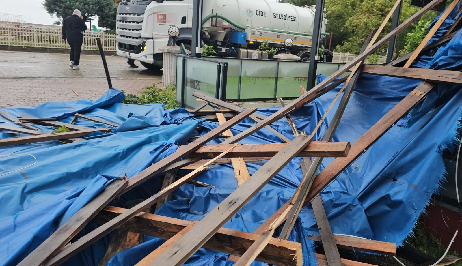 Cide'yi sabah saatlerinde fırtına vurdu