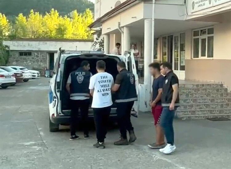 Cide’de Sıra Için Kavga Eden Baba Ile Iki Oğlu Tutuklandı (2)
