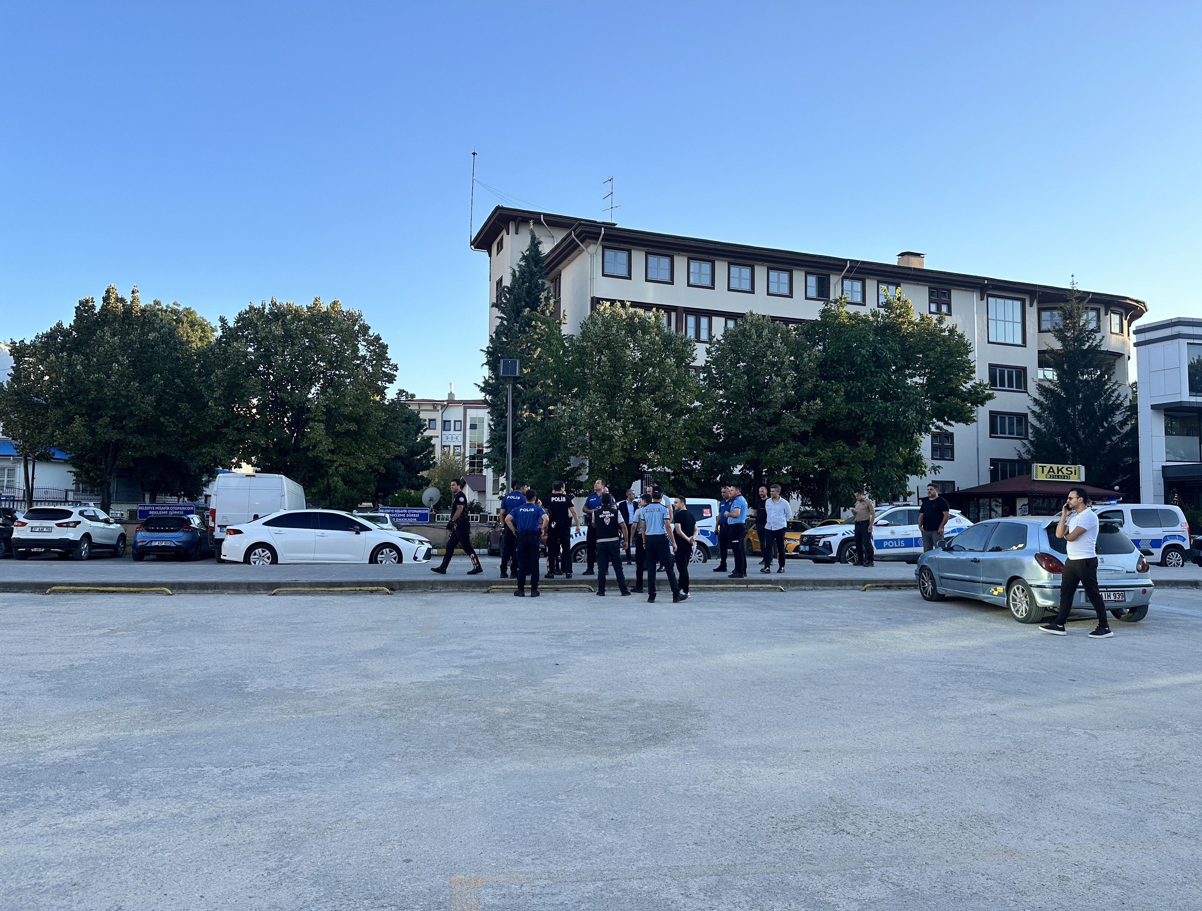 Kastamonu Belediyesi Önünde Kılıç Ve Tabancayla Bekledi (1)