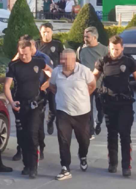 Kastamonu Belediyesi Önünde Kılıç Ve Tabancayla Bekledi (2)
