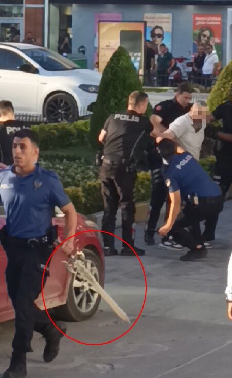 Kastamonu Belediyesi Önünde Kılıç Ve Tabancayla Bekledi (3)