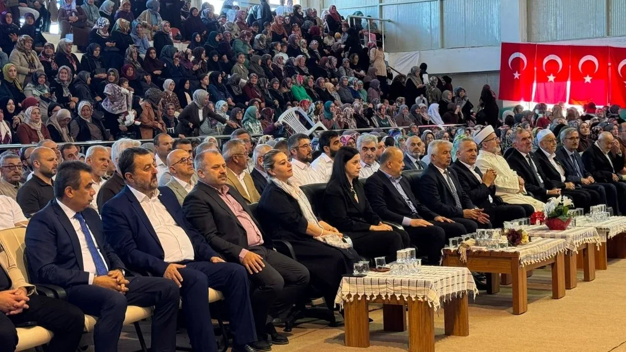Kastamonu Milletvekili Ekmekci Sahneden Düştü, Salonda Panik Yaşandı