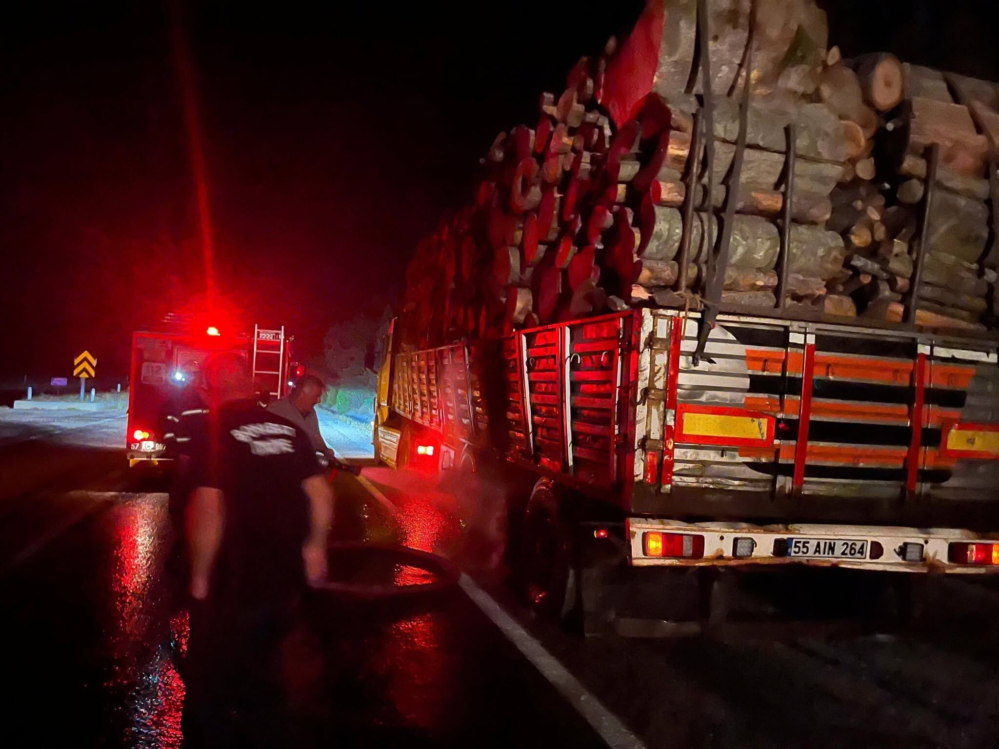 Kastamonu Sınırındaki Tır Alev Alev Yandı (2)