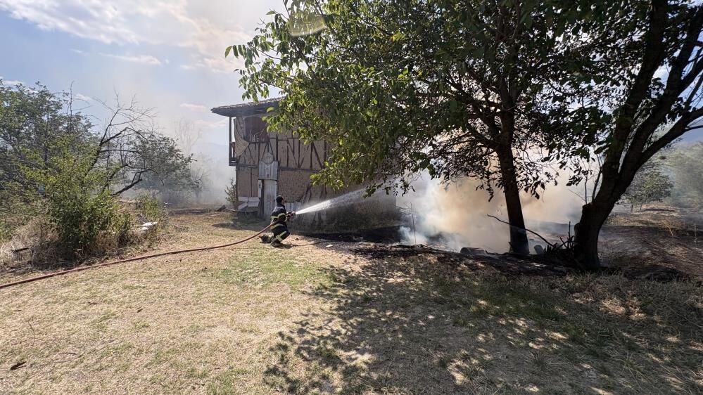 Kastamonu'da 3 Bağ Evi Alevlerin Ortasında Kaldı