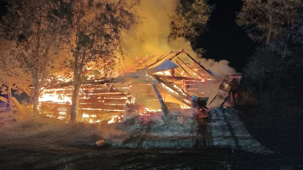 Kastamonu'da Alev Alev Yanan Samanlık Küle Döndü (2)
