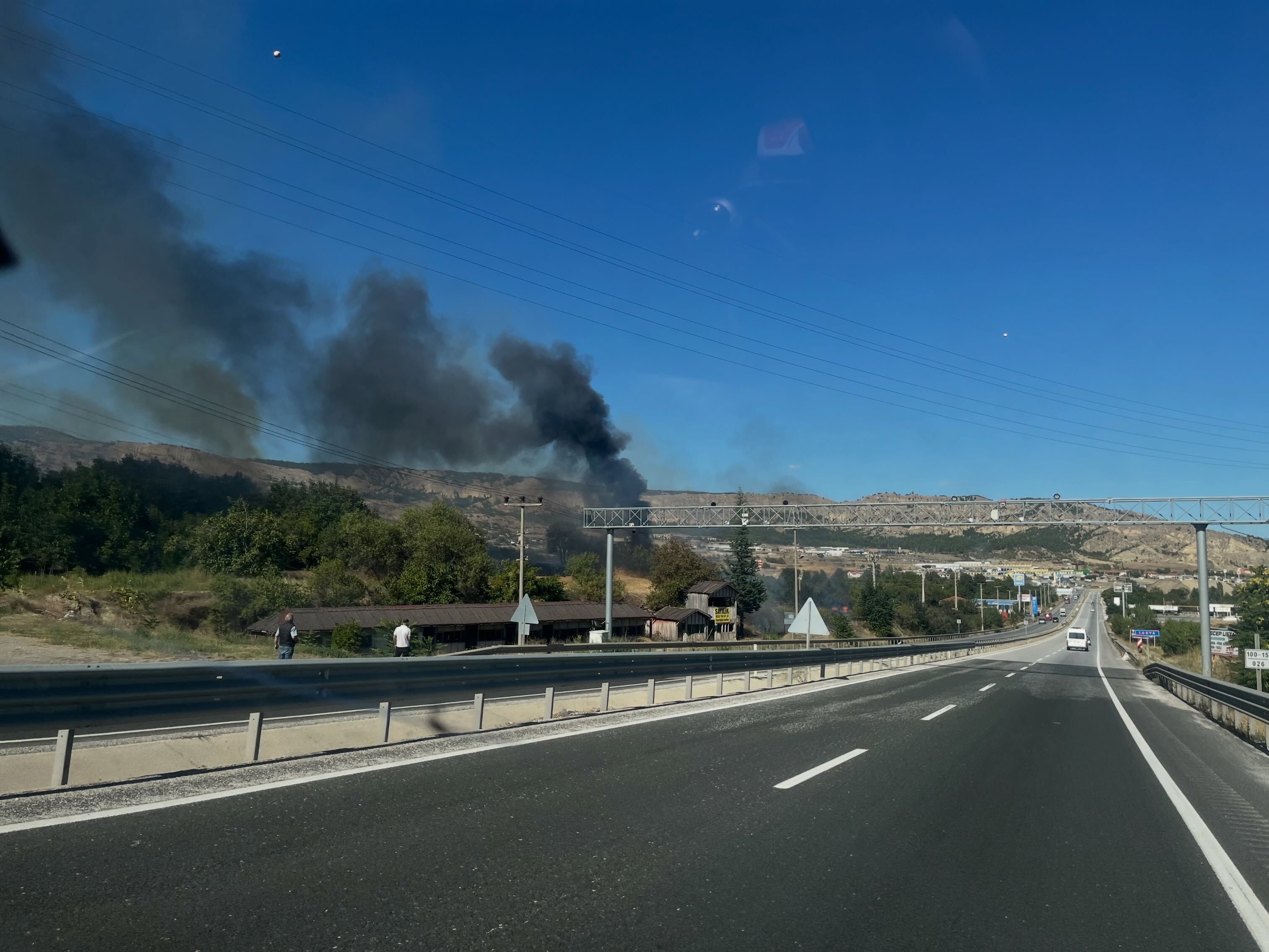Kastamonu'da Faciadan Dönüldü Tir Tellere Takıldı, Yangın Çıktı (1)