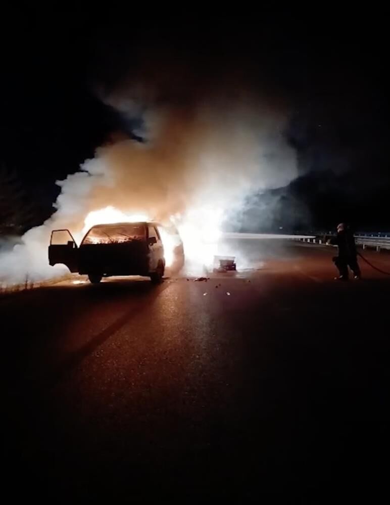Kastamonu’da Geceyi Alevler Aydınlattı! Minibüs Küle Döndü1