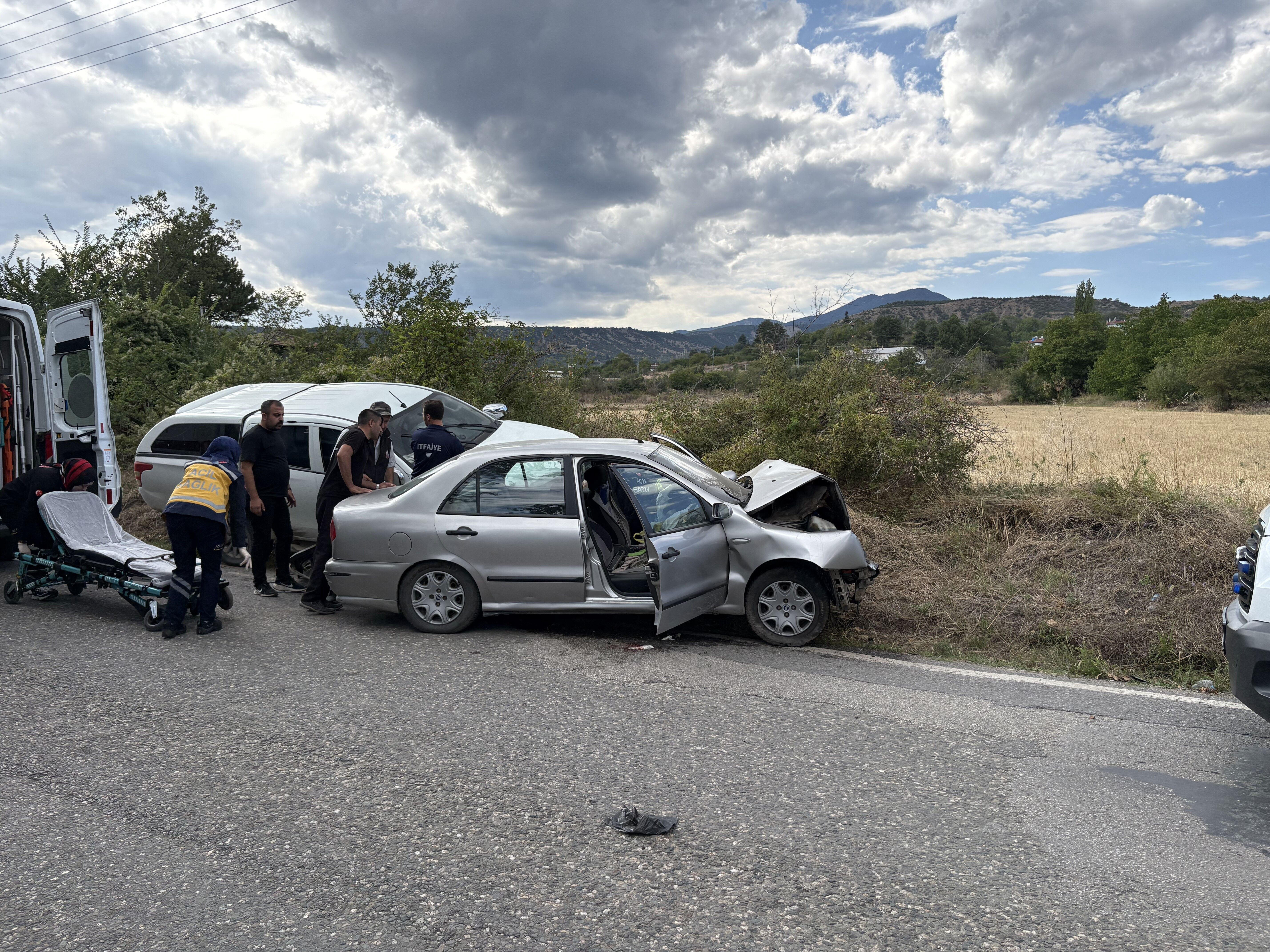 Kastamonu'da Kamyonet Ile Otomobil Çarpıştı Yaralılar Var! (2)