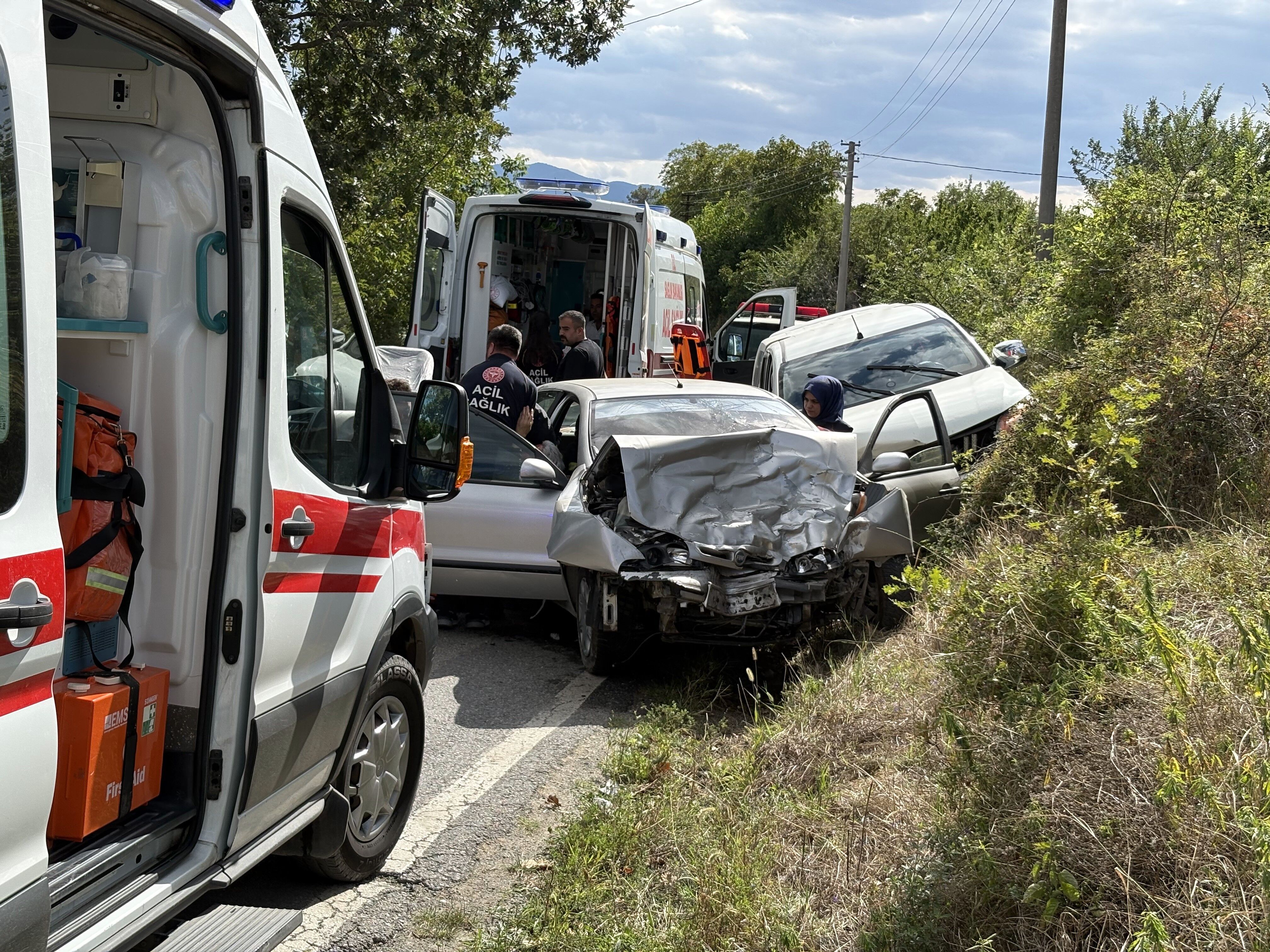 Kastamonu'da Kamyonet Ile Otomobil Çarpıştı Yaralılar Var! (3)