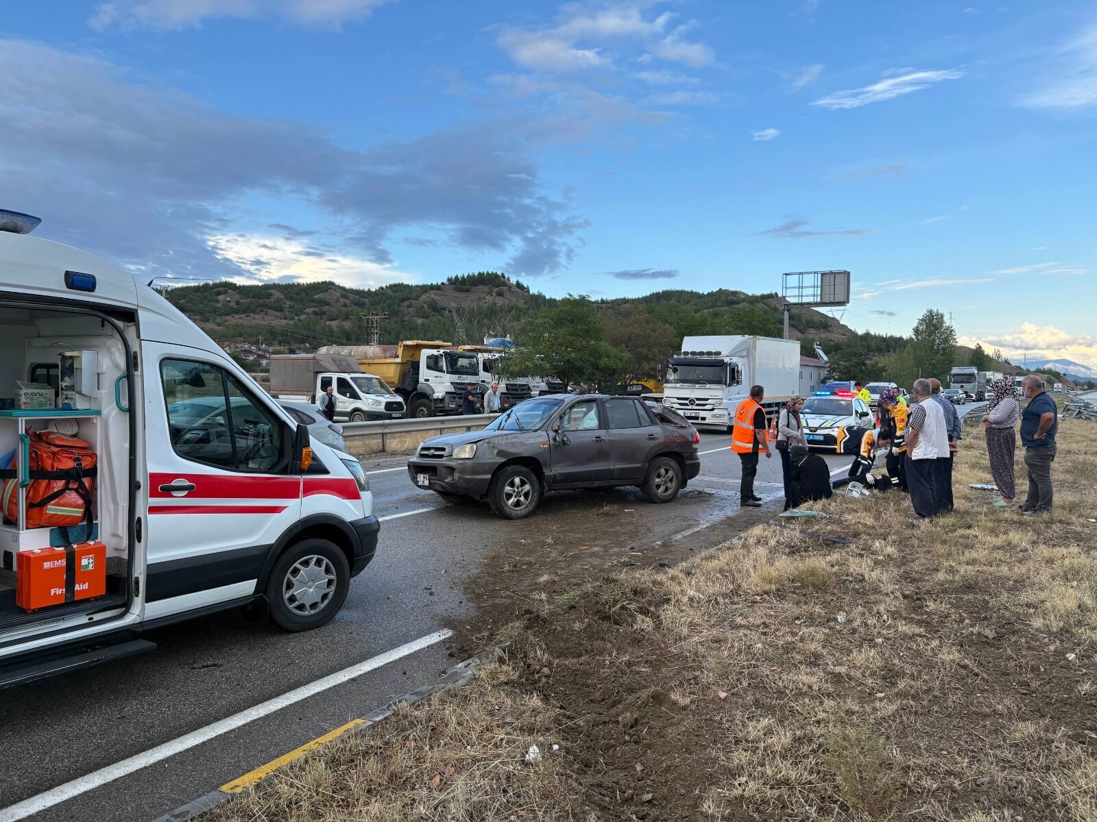 Kastamonu'da Kaygan Yolda Kayan Araba Refüje Çarptı 3 Yaralı (2)
