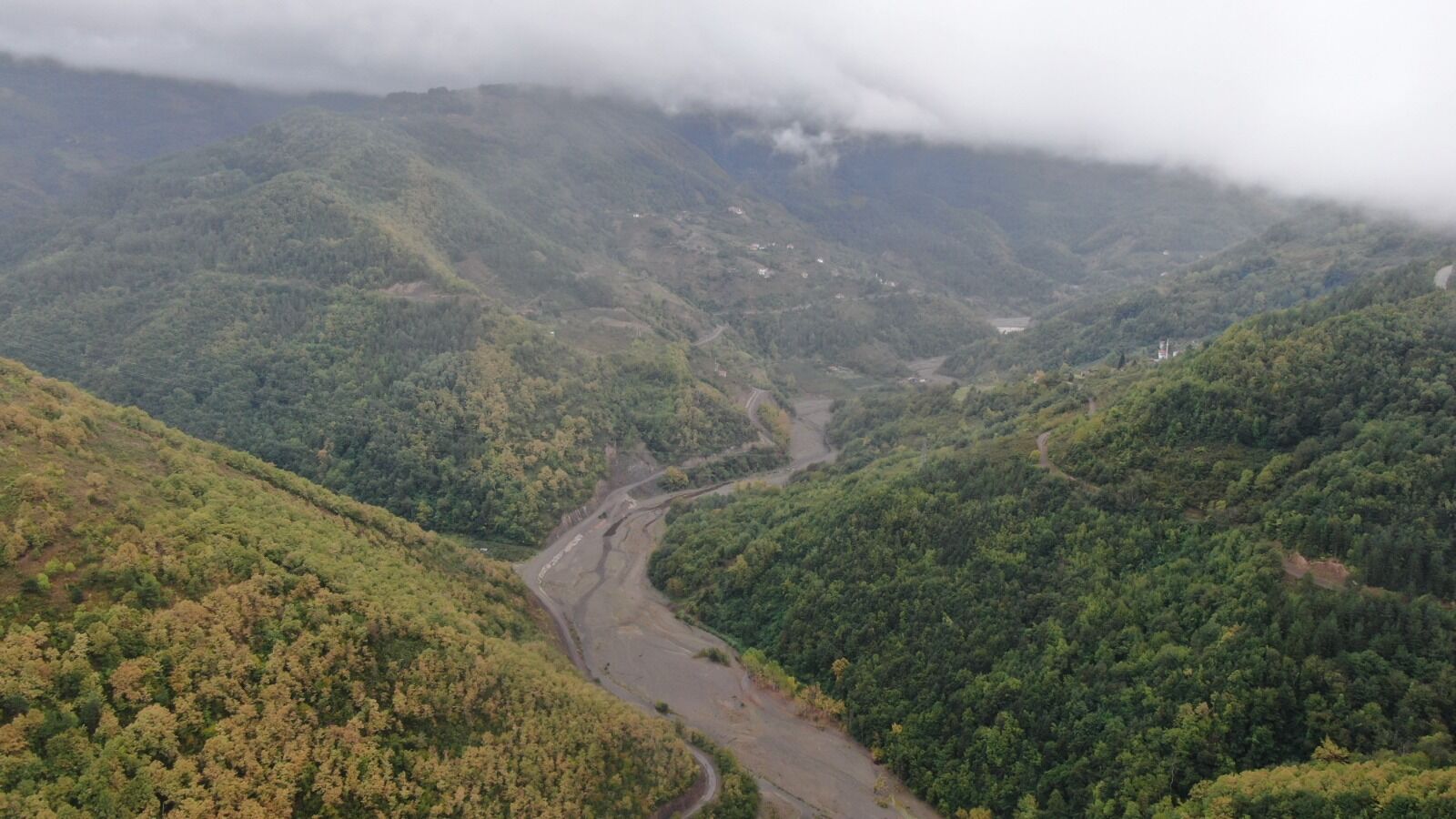 Kastamonu’daki Bu Çatının Altında Üç Katlı Bir Ev Yatıyor (4)