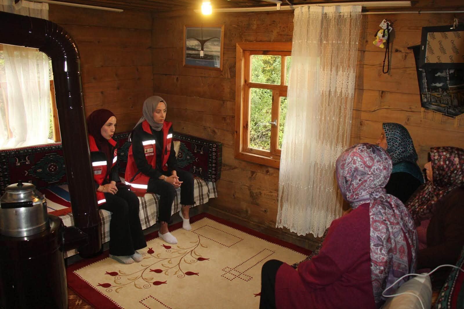 Kaymakam Uçar'ın Eşinden Yangınzedelere Moral Ziyareti (2)