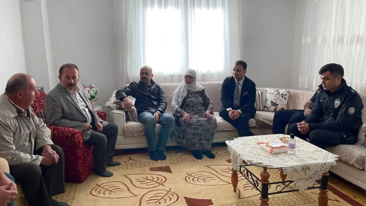 Kaymakam Ve Başkandan Şehit Ailesine Anlamlı Ziyaret (2)