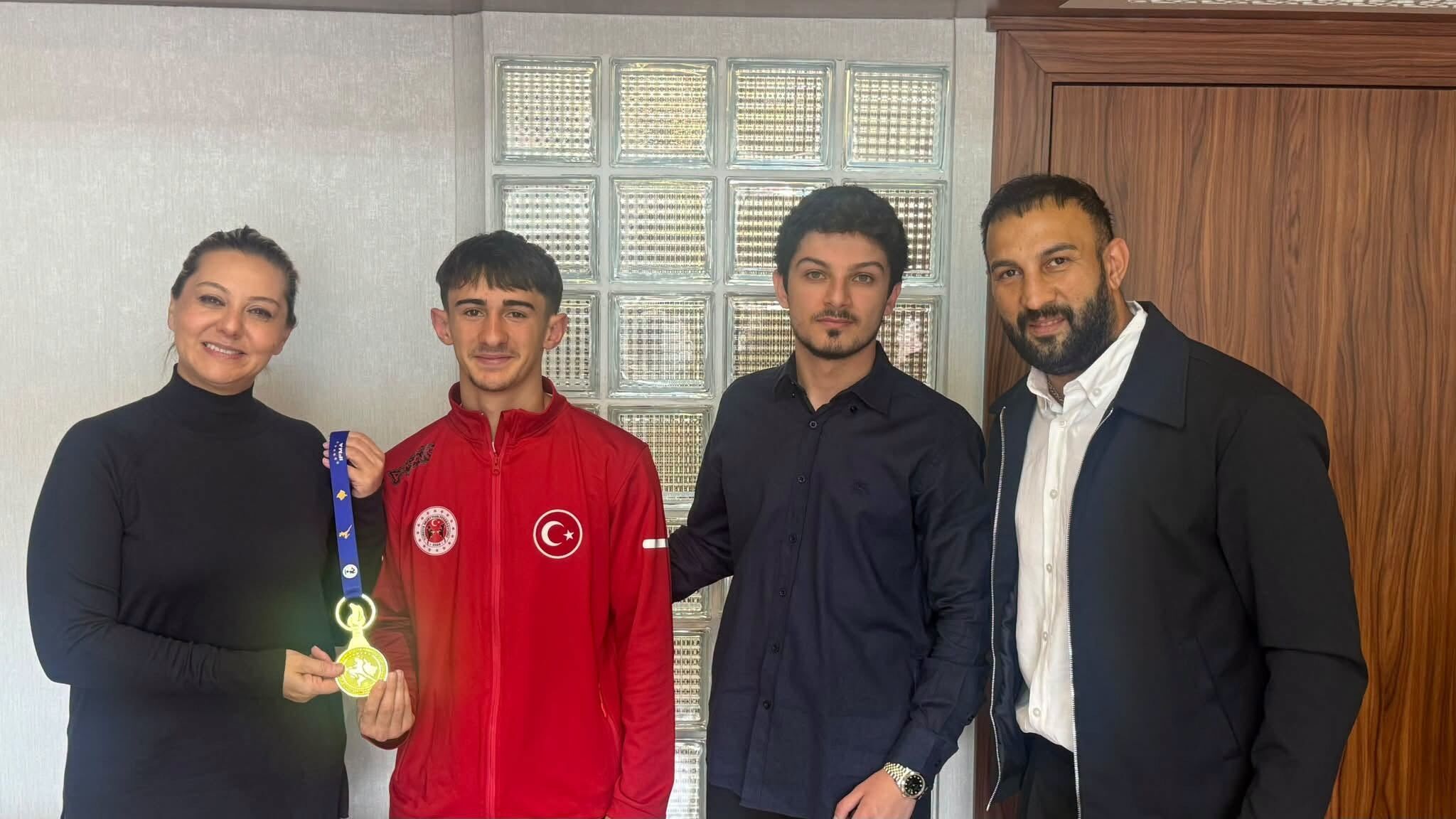 Milletvekili Ekmekci'den şampiyon sporcuya tebrik