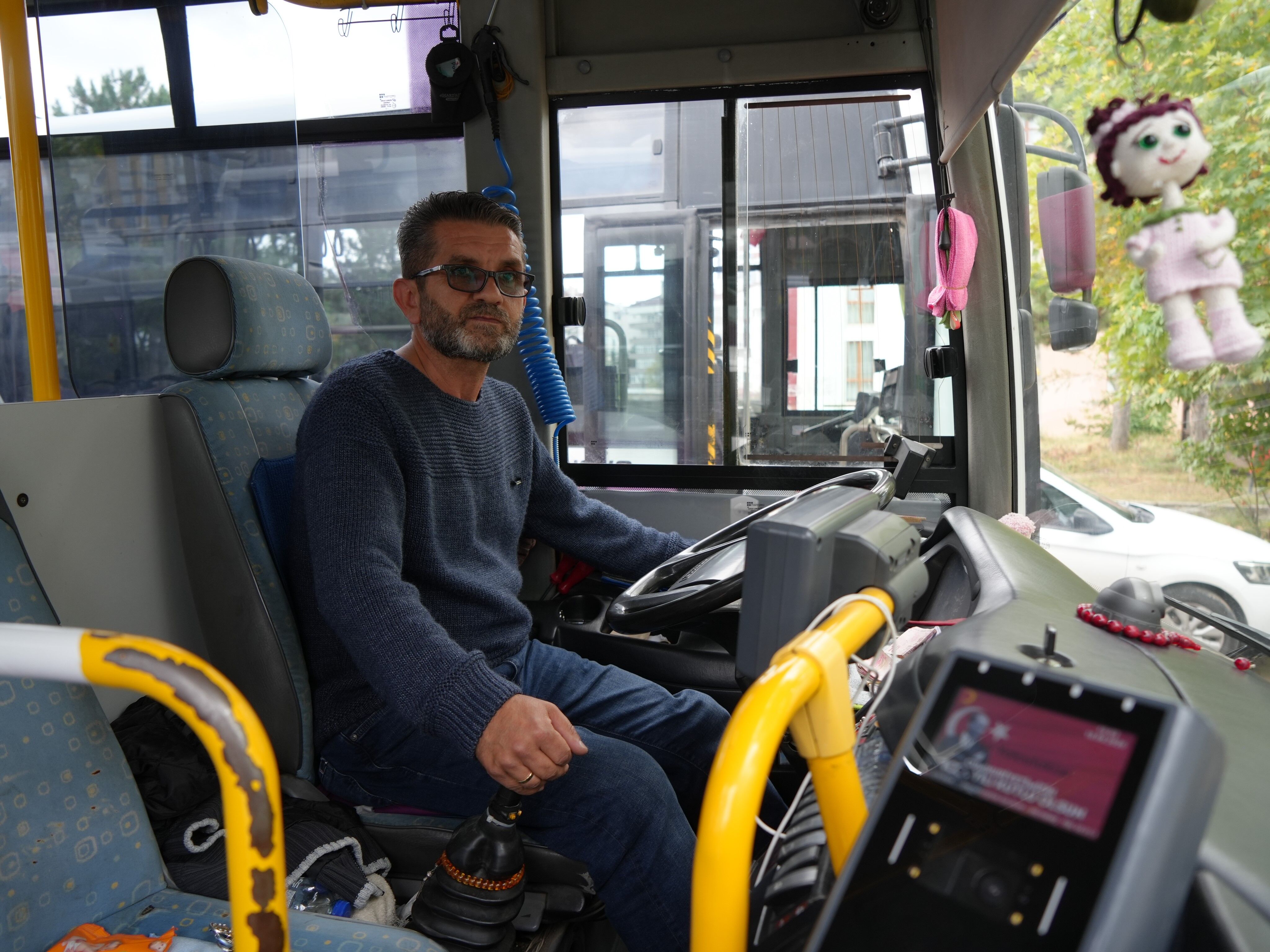 Otobüste unutulan para dolu çanta eksiksiz teslim edildi