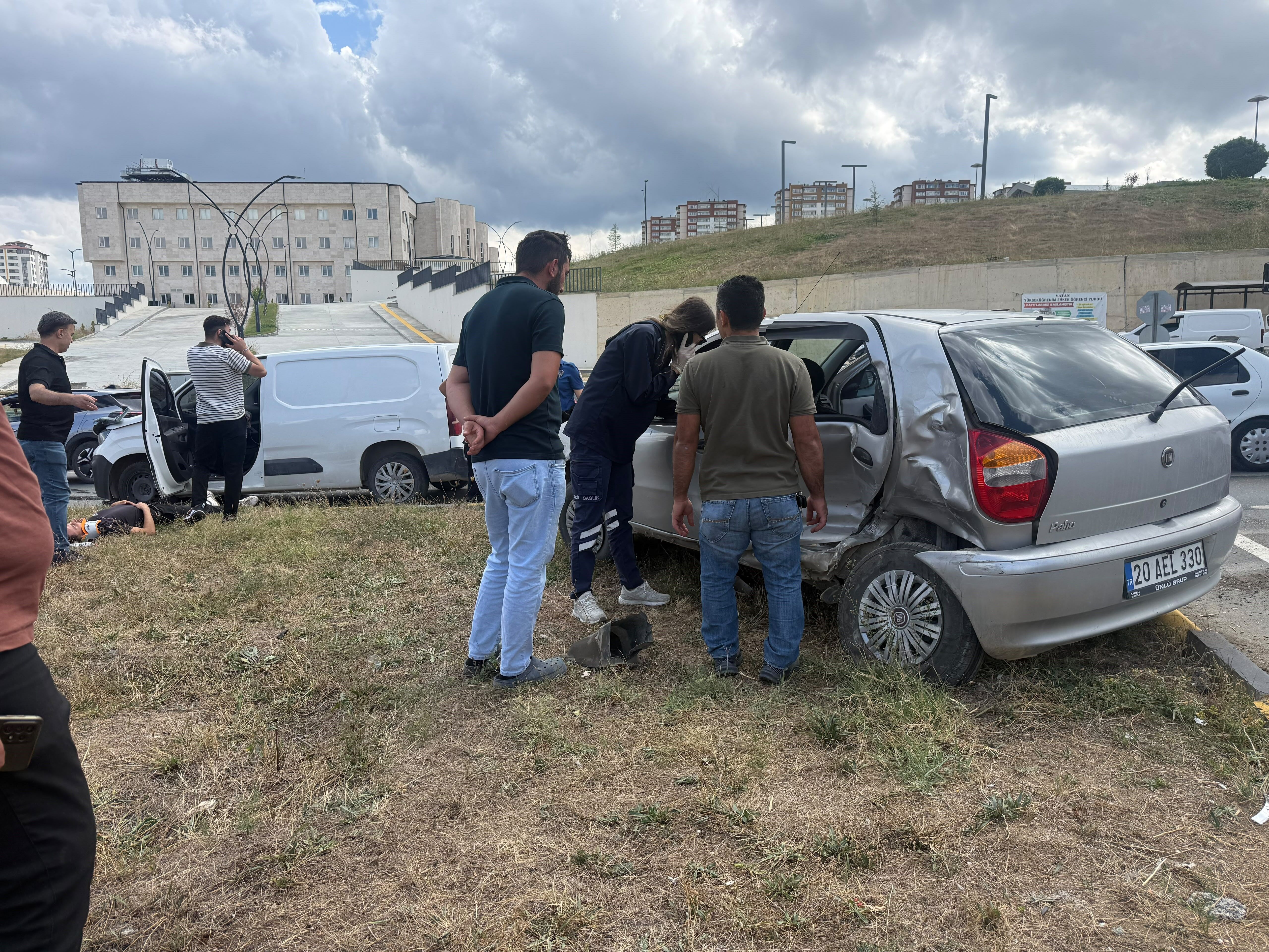 Sanayi Kavşağında Feci Çarpışma 3 Yaralı (2)