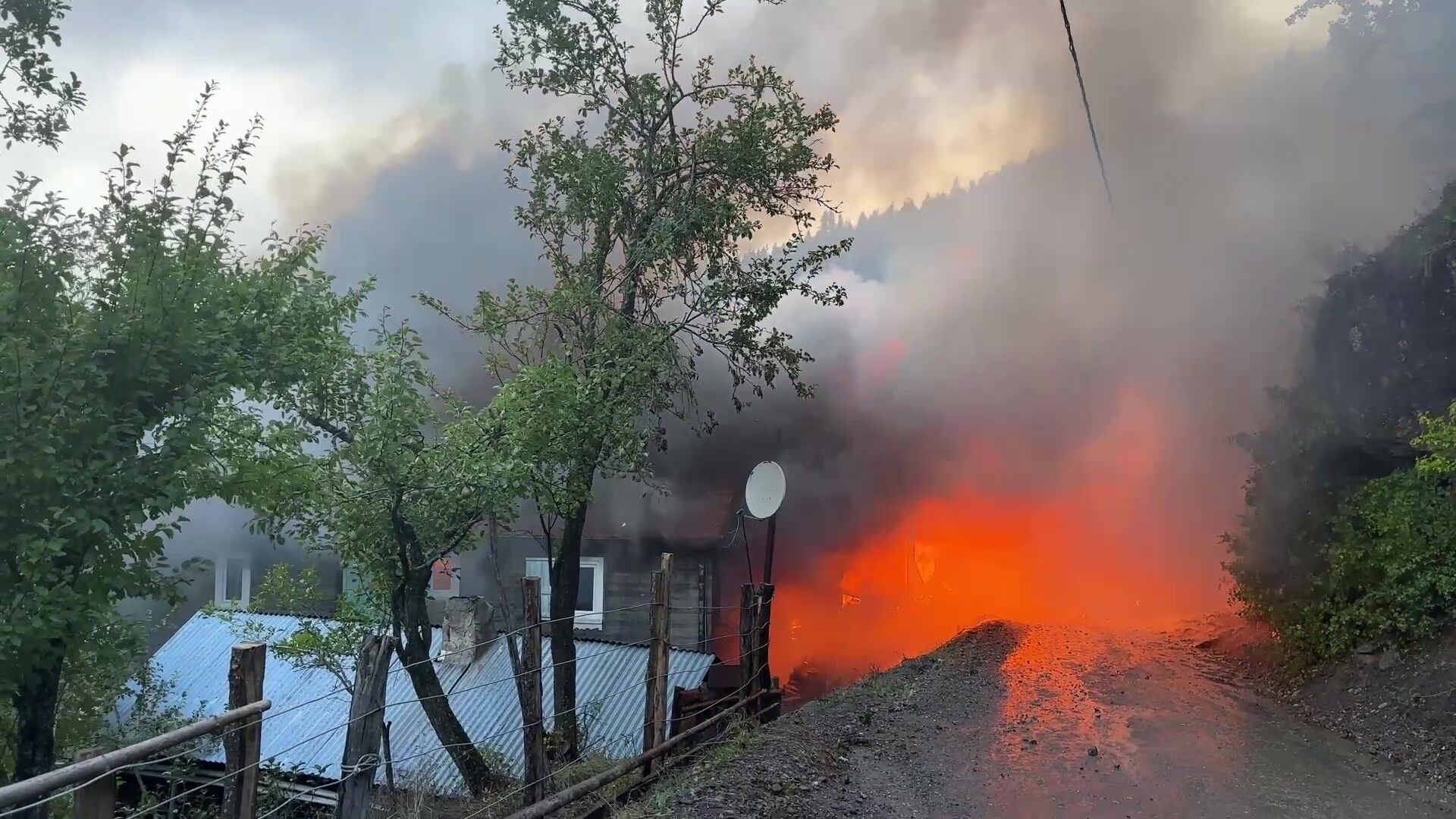 Kastamonu'da köy evinde çıkan yangın 8 eve daha sıçradı