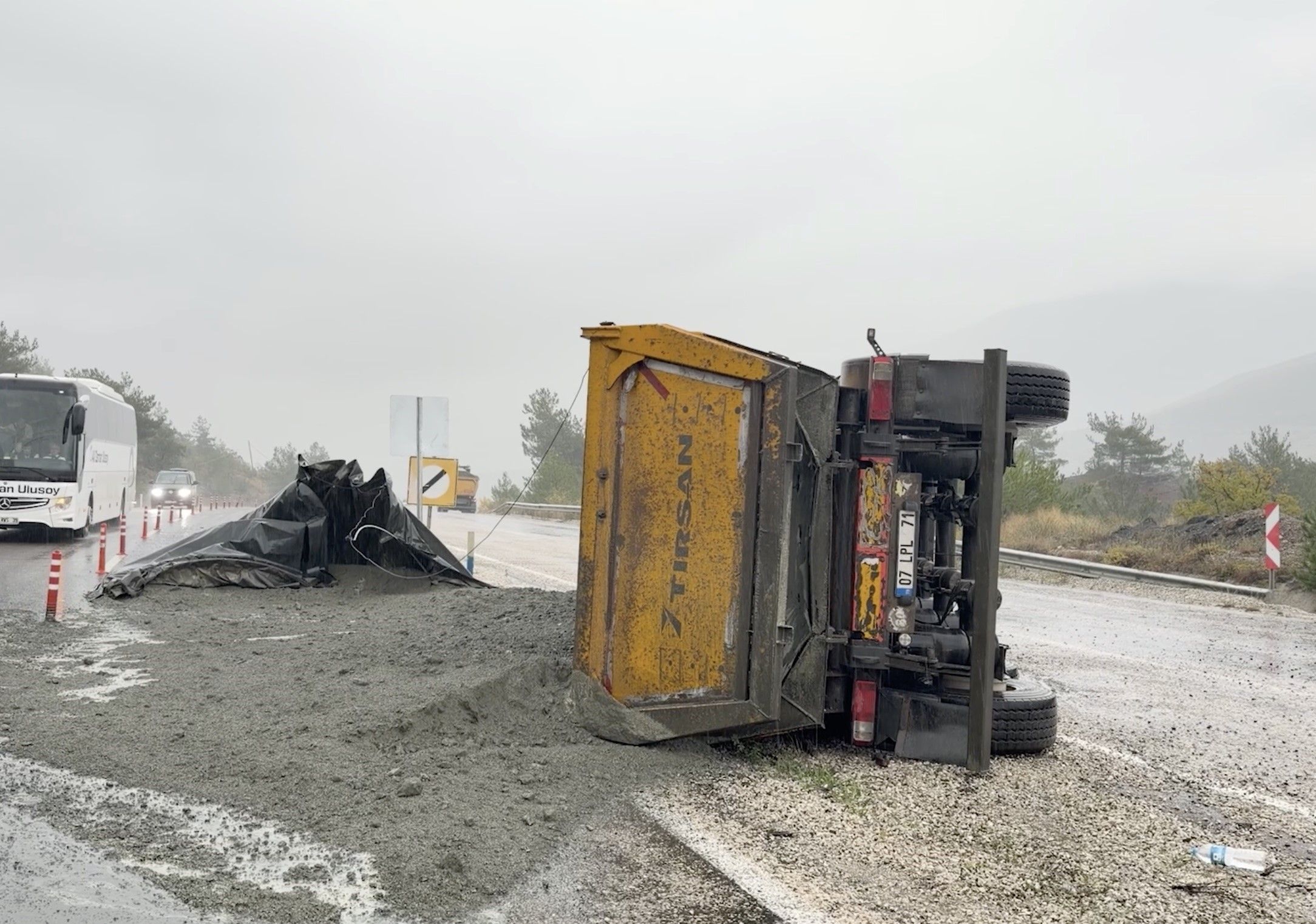 Kastamonu’da hafriyat kamyonu devrilerek yan yattı: 1 yaralı