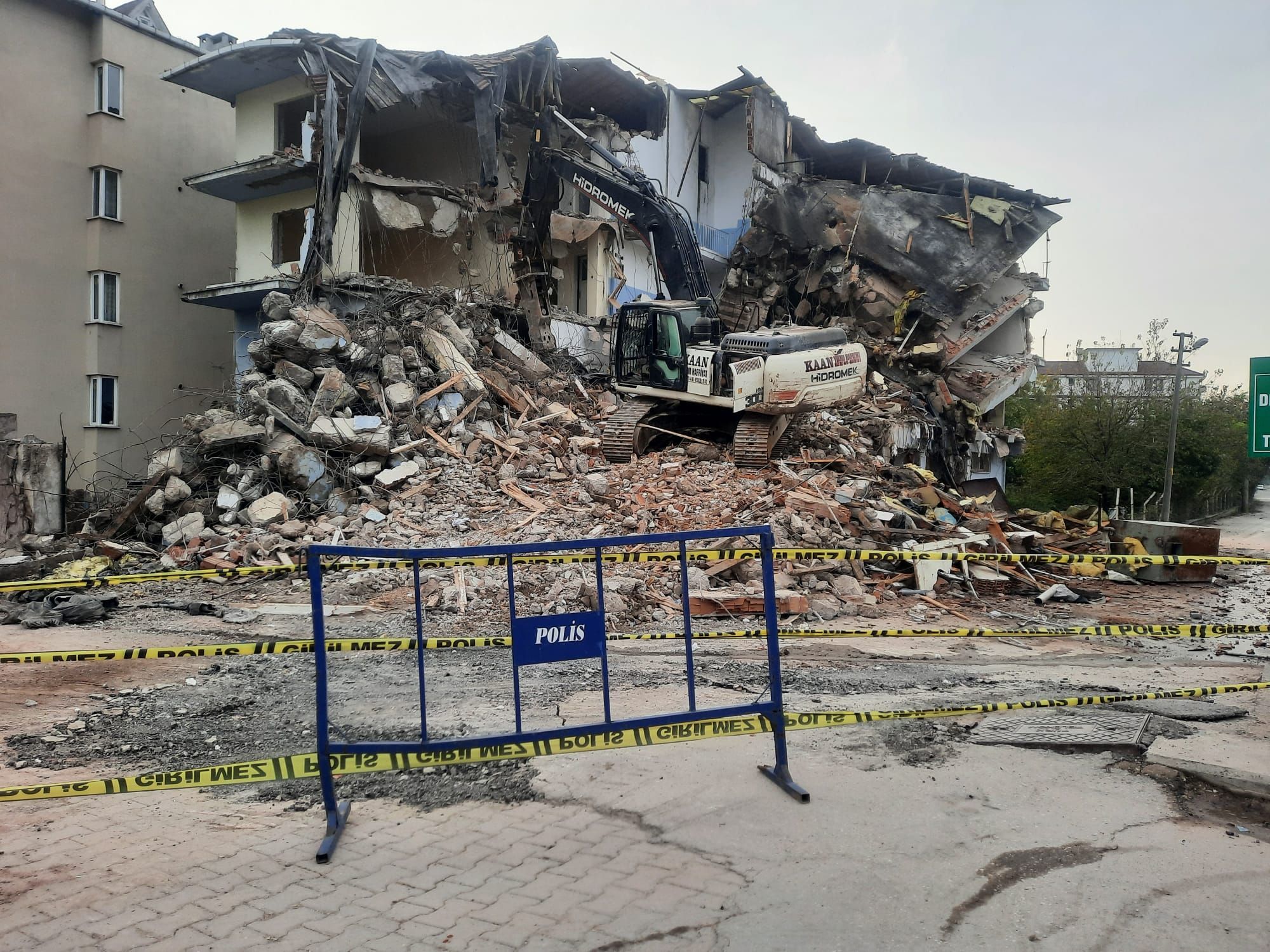 Cide'de Emniyet Müdürlüğü binası yıkıldı