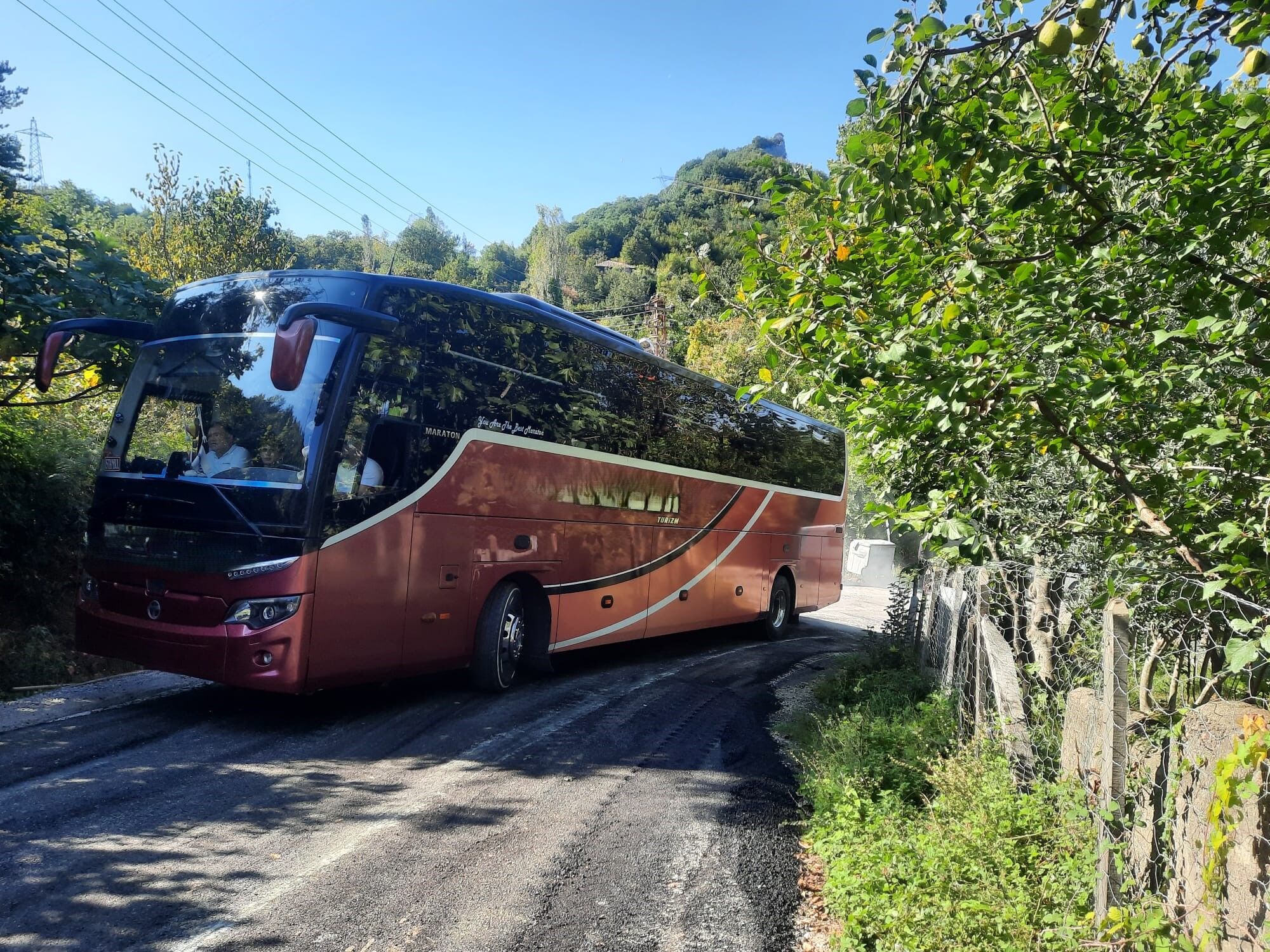 Cide’de Kayan Tır Yolu 2 Saat Ulaşıma Kapattı (1)