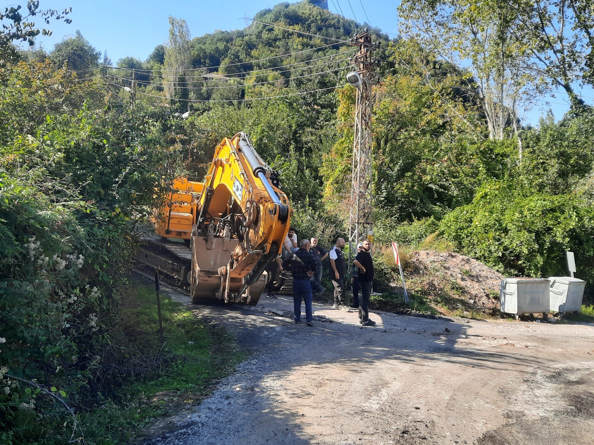 Cide’de Kayan Tır Yolu 2 Saat Ulaşıma Kapattı (2)