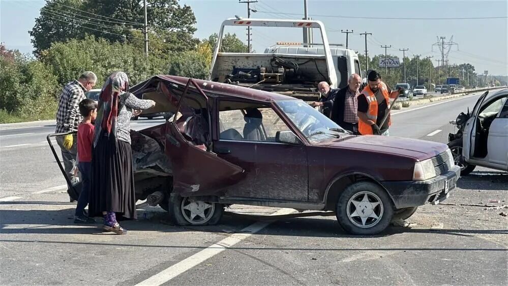 D 100’De Feci Kaza Kastamonu Plakalı Araç Adeta Parçalandı! (2)