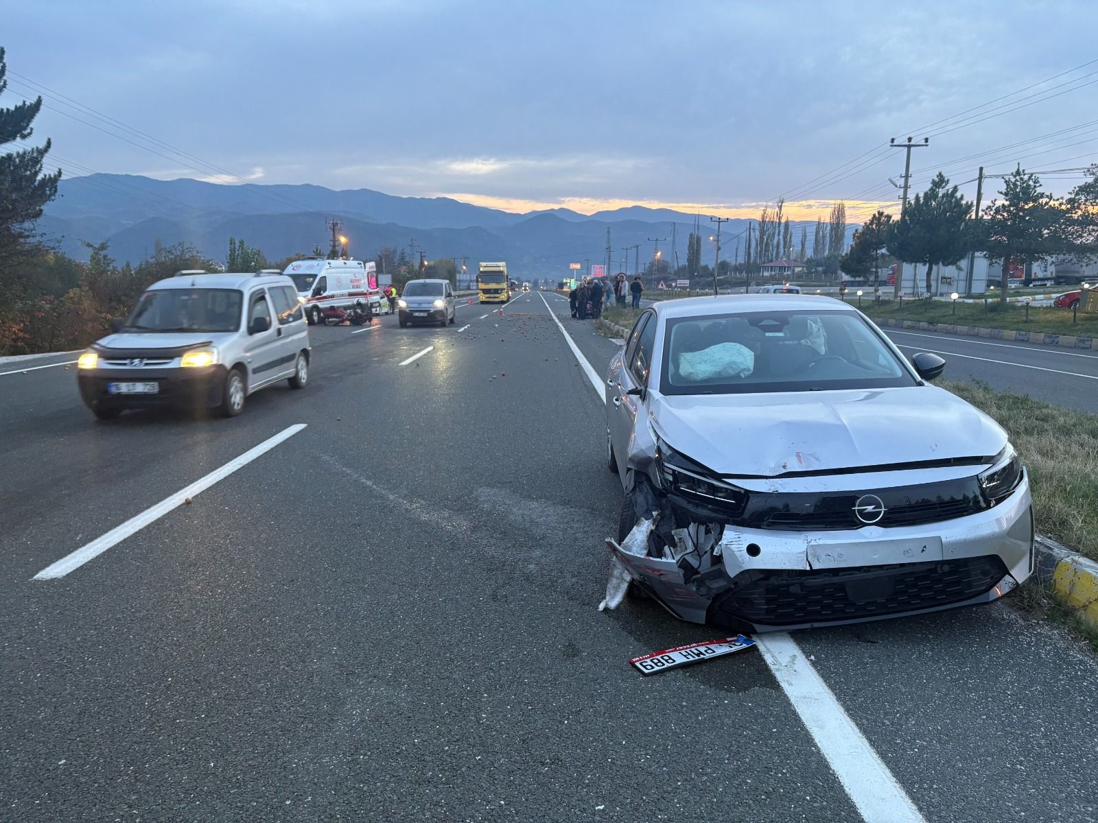 D 100’De Otomobil Ile Motosiklet Çarpıştı 1 Yaralı (3)-1