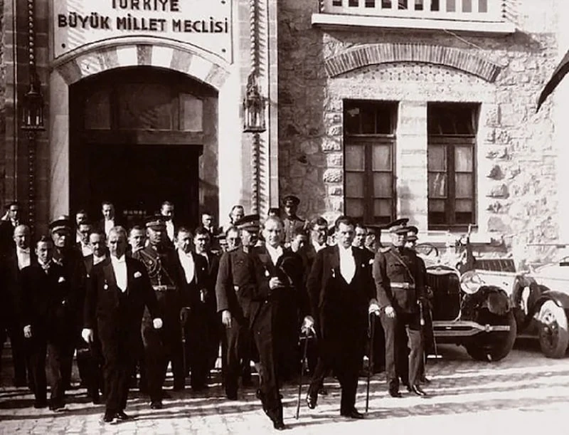 Efendiler Yarın Cumhuriyeti Ilan Edecegiz (2)