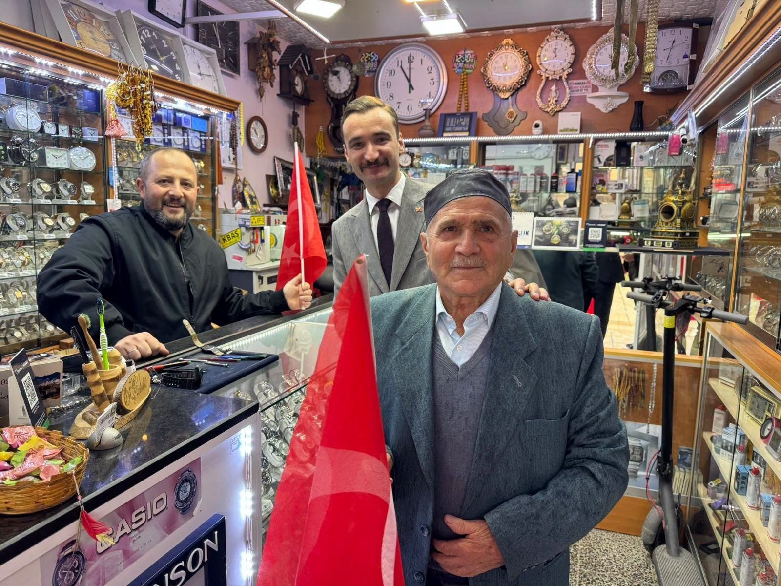 Kastamonu Ülkü Ocakları'ndan Esnaflara Bayrak Hediyesi (4)