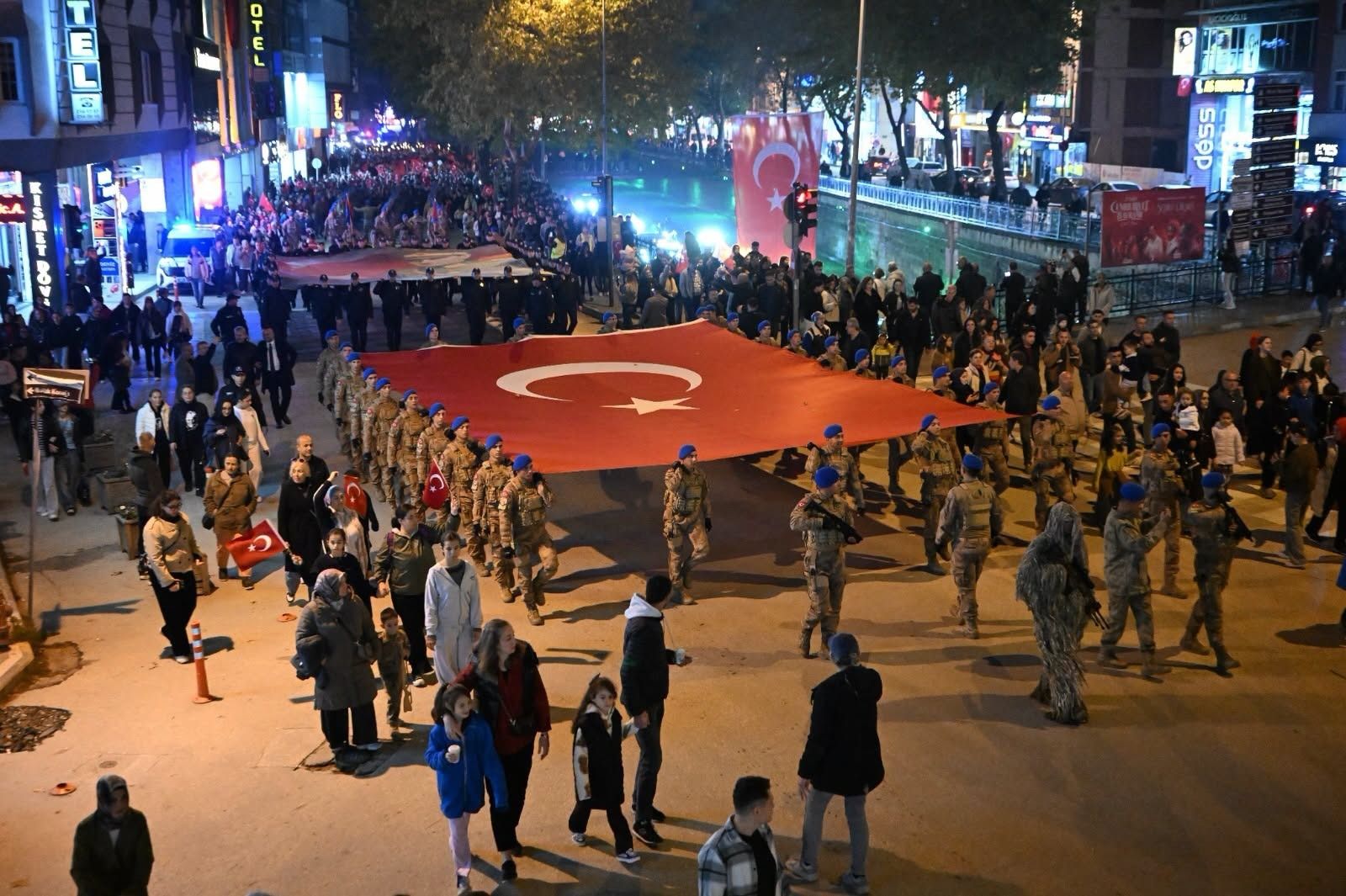 Kastamonu'da Cumhuriyet Coşkusu Fener Alayıyla Yaşandı (1)-1